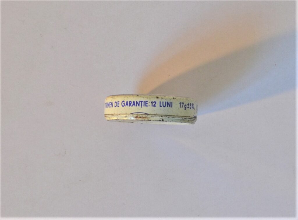 Roze Vintage Tin: A Timeless Elegance In Personal Care roze-vaselina-parfumata-farmec-cluj-napoca-four.