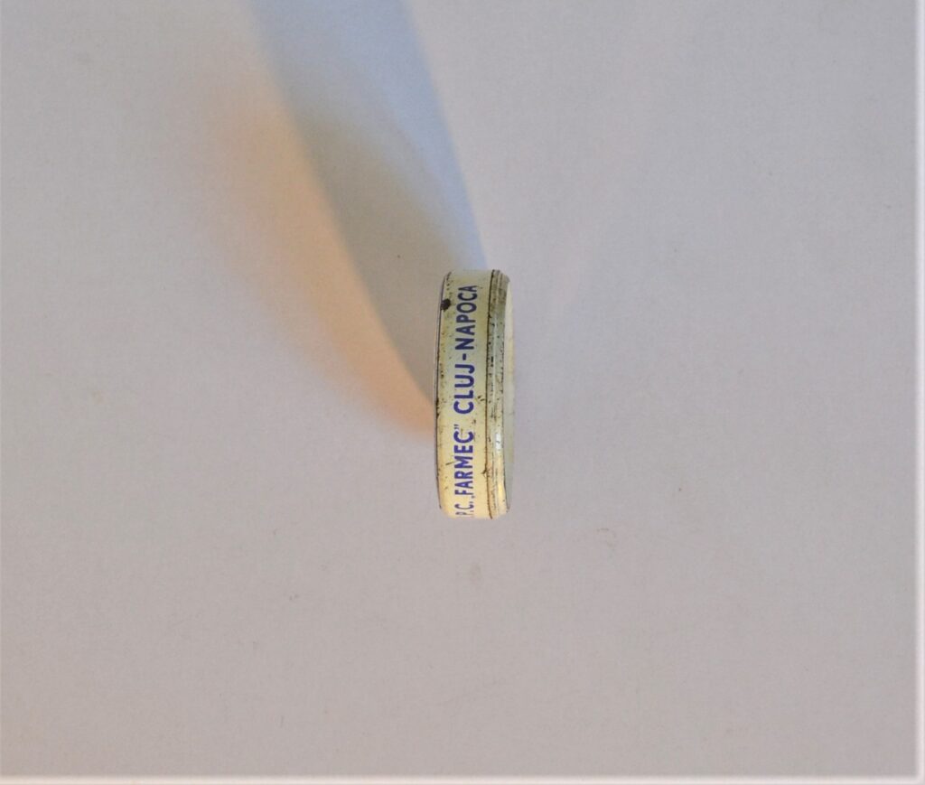 Roze Vintage Tin: A Timeless Elegance In Personal Care roze-vaselina-parfumata-farmec-cluj-napoca-three.