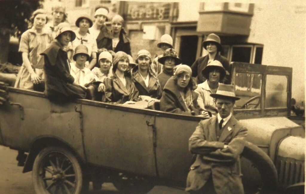 The Old Days Of Lowtiers Garage, Loveble Cars, And Adorable People british-women-in-a-car-with-driver