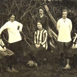 wl-ladies-football-team-1920