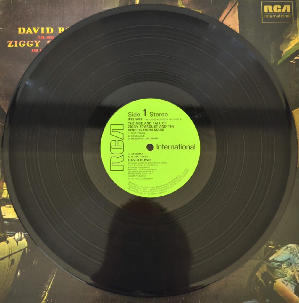 David Bowie - The Rise And The Fall Of Ziggy Stardust And The Spiders From Mars With Soul Love david-bowie-the-rise-and-fall-of-ziggy-stardust-and-the-spiders-from-mars-record-side-one.